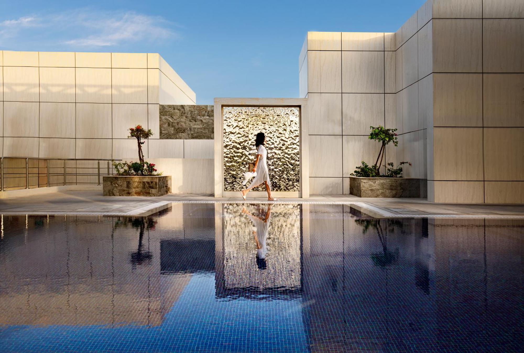 Millennium Place Doha Eksteriør billede The pool at the hotel