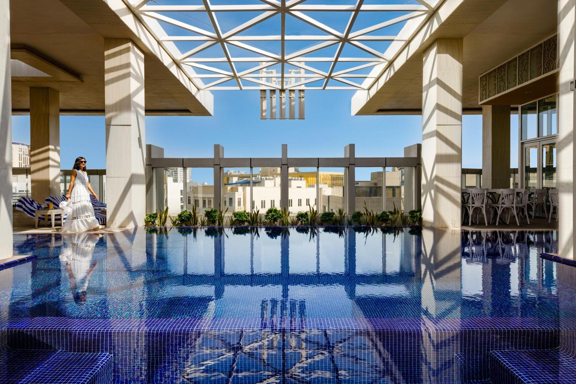 Millennium Place Doha Eksteriør billede The rooftop pool at the Four Seasons Hotel, Cairo