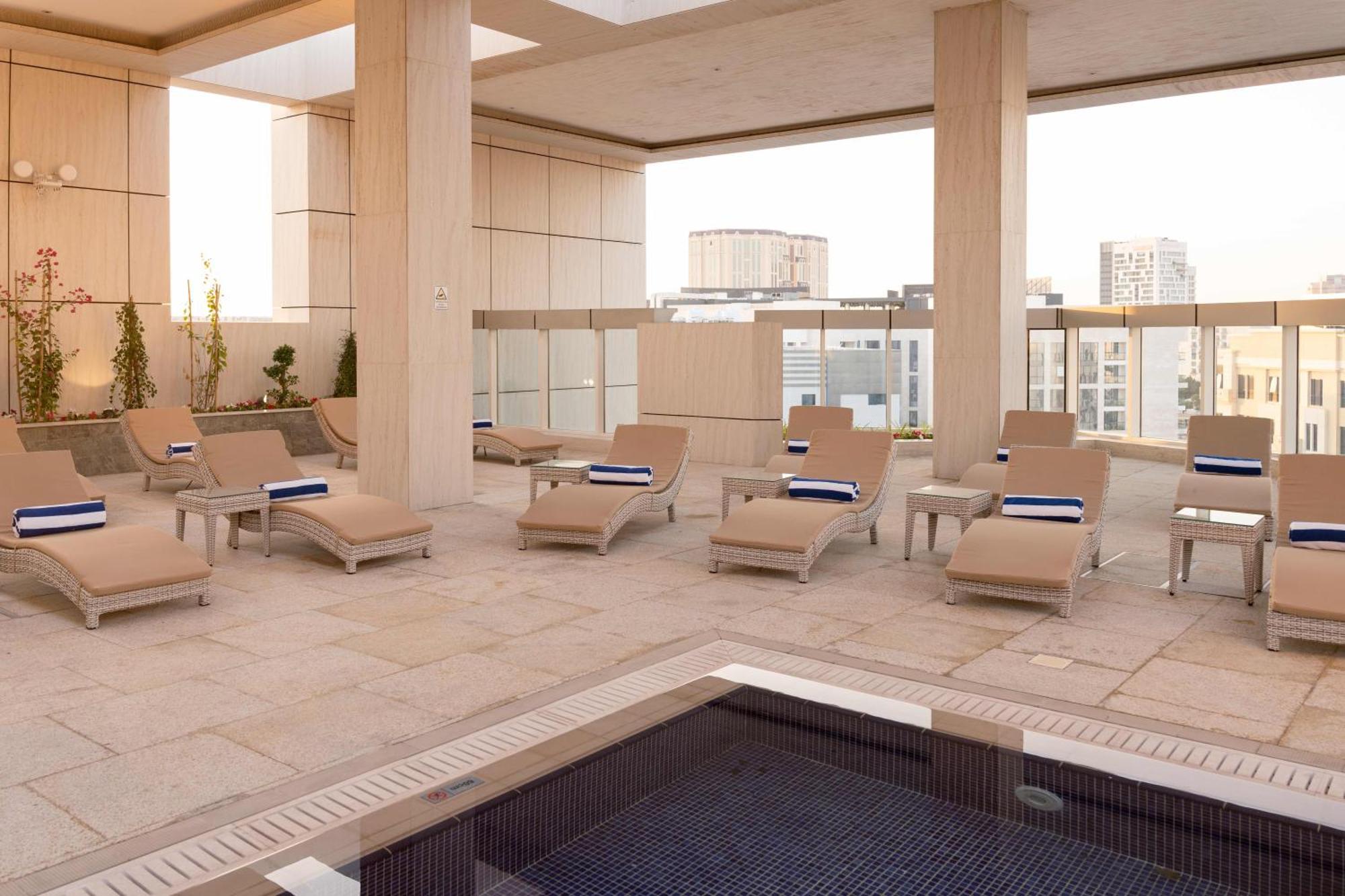 Millennium Place Doha Eksteriør billede The rooftop pool at the Four Seasons Hotel