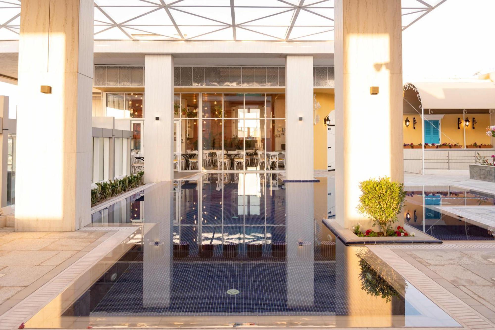 Millennium Place Doha Eksteriør billede The fountain at the entrance of the hotel