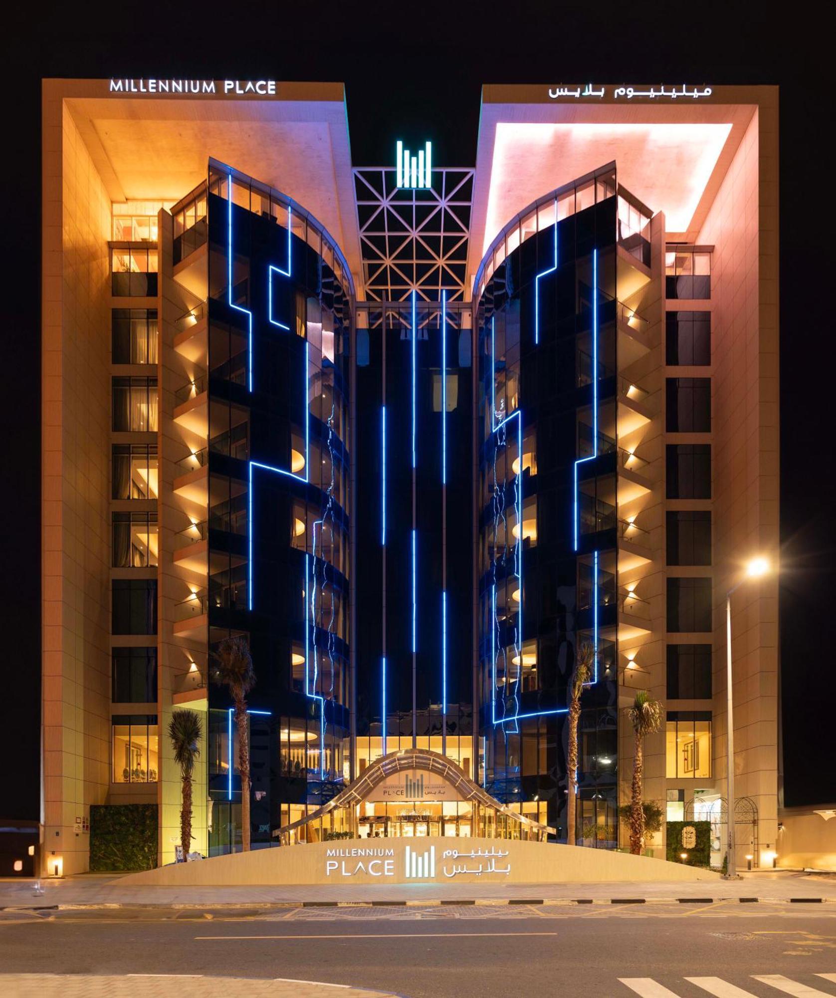 Millennium Place Doha Eksteriør billede The hotel at night