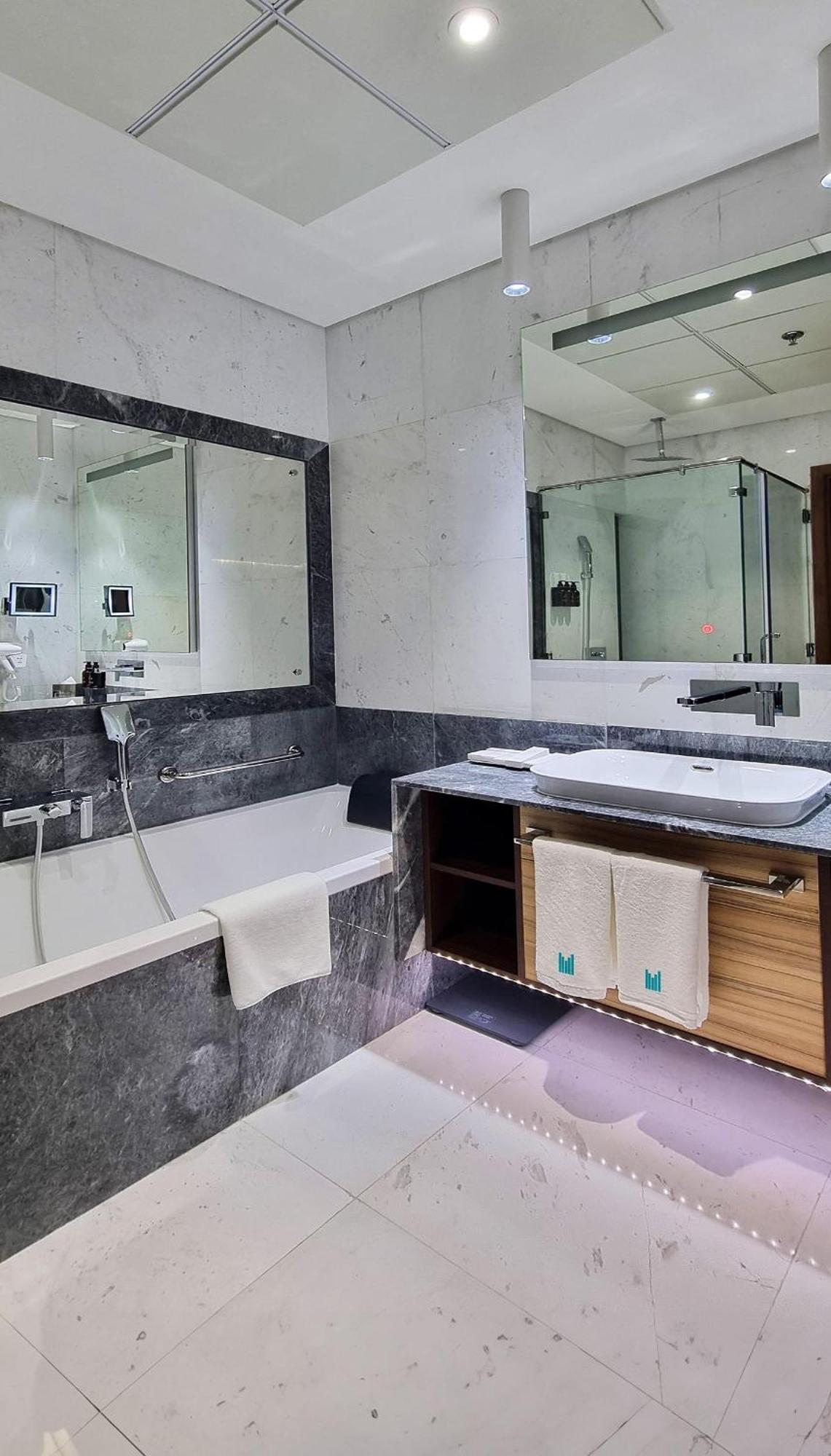 Millennium Place Doha Eksteriør billede Bathroom